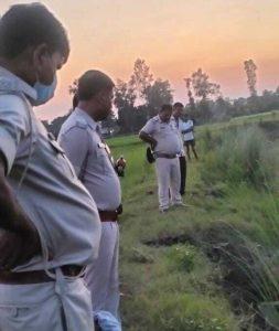 किशोरी का गड्ढे में दबा मिला शव