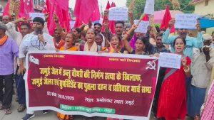 जेल में बंदी की मौत मामले में माले ने जेल अधीक्षक व जेलर का पुतला फूंका
