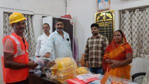 रात्रि पाली के सफाई कर्मियों को पीपीई किट वितरण