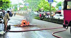 Jamshedpur News : सिदगोड़ा : किक मारते ही स्कूटी में लगी आग, धू-धू कर जली